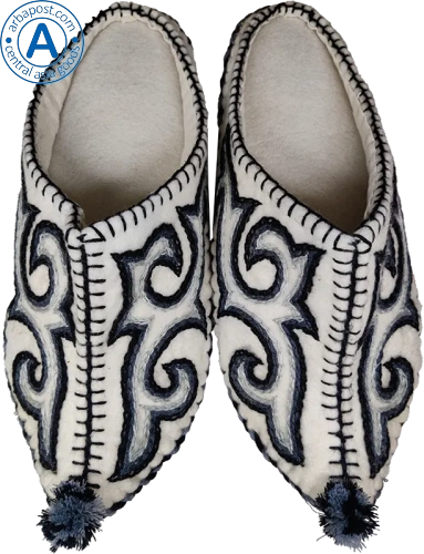Altyn Adam slippers made of wool, sharp end, white with black-grey pattern