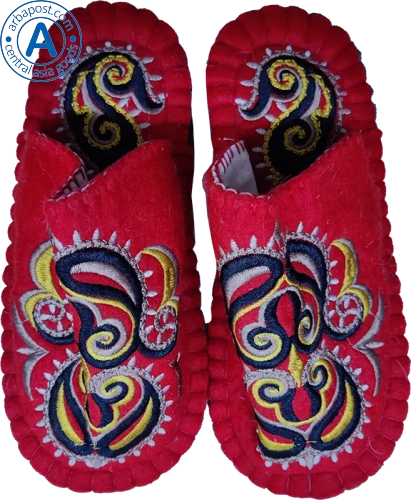 Altyn Adam slippers made of wool, round end, red with black-yellow pattern
