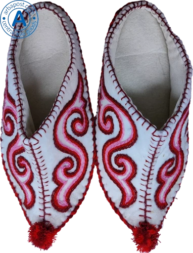 Altyn Adam slippers made of wool, sharp end, white with red-rose pattern