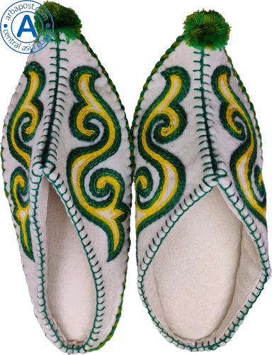 Altyn Adam slippers made of wool, sharp end, white with green-yellow pattern photo 2