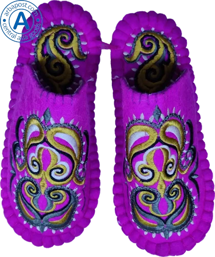 Altyn Adam slippers made of wool, round end, violet with gold-black pattern
