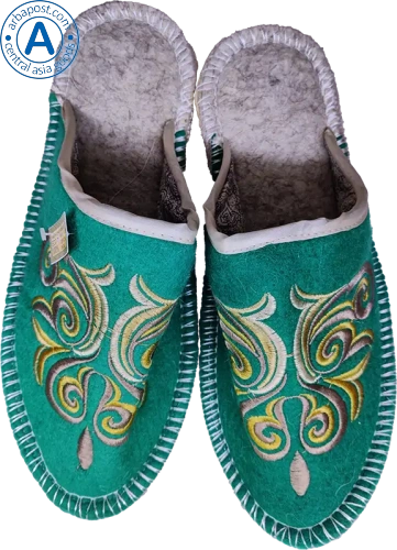 Altyn Adam slippers made of wool, round end, green with green pattern
