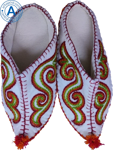 Altyn Adam slippers made of wool, sharp end, white with red-yellow pattern