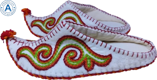 Altyn Adam slippers made of wool, sharp end, white with red-yellow pattern photo 3