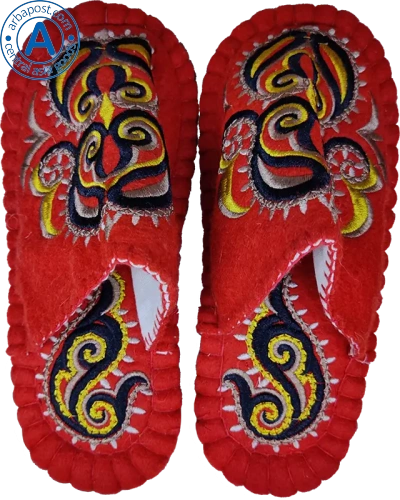 Altyn Adam slippers made of wool, round end, red with black-yellow pattern photo 2