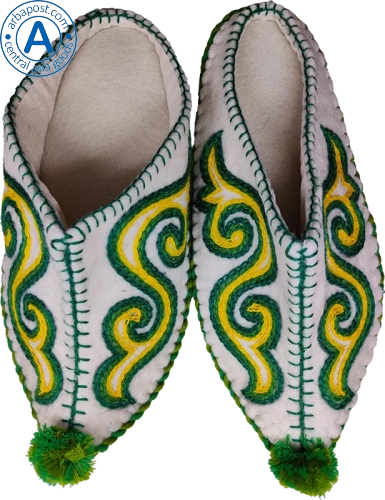 Altyn Adam slippers made of wool, sharp end, white with green-yellow pattern