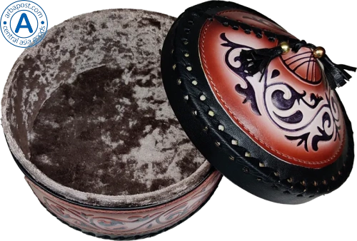 Altyn Adam storage box made of leather, round, black with red pattern
