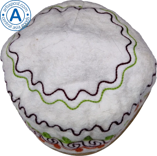 Altyn Adam children's vest and cap made of felt, white with green-red pattern photo 4