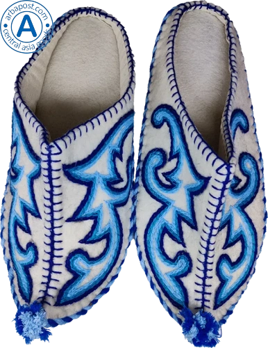 Altyn Adam slippers made of wool, sharp end, white with blue pattern