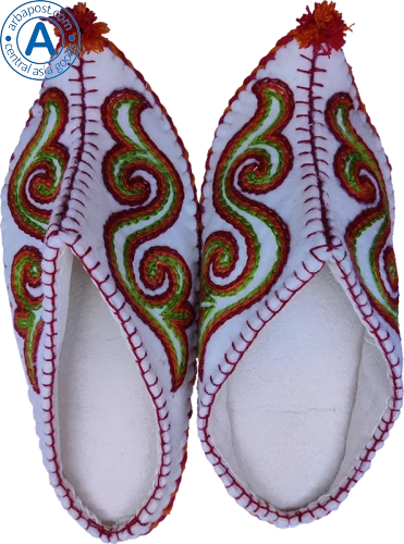 Altyn Adam slippers made of wool, sharp end, white with red-yellow pattern photo 2