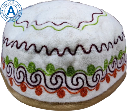 Altyn Adam children's vest and cap made of felt, white with green-red pattern photo 3